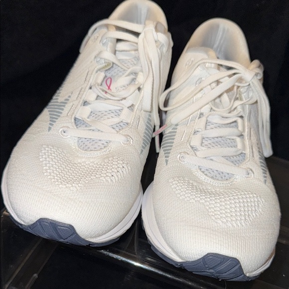 Nike White Athletic Shoes with Breathable Mesh and Sleek Design - Picture 3 of 14